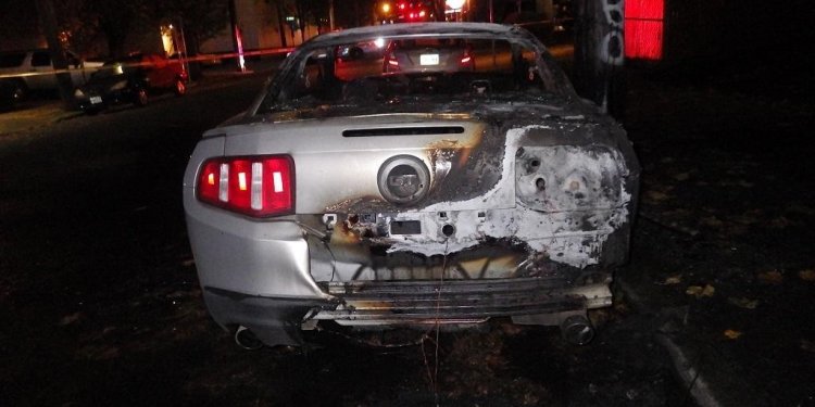 Ford_mustang_trump_burn3