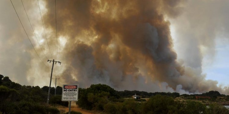 WA bushfires: Firefighting