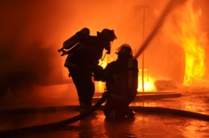 Feuerwehr vor Flammenwand